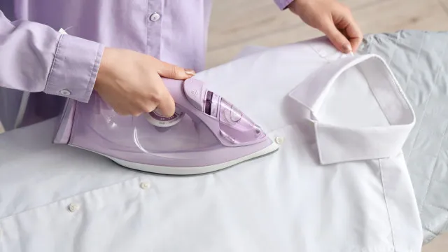 
                    O truque genial para passar uma camisa a ferro (muitos não sabem)
                