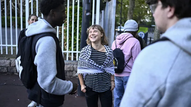 
                    Greta junta-se a protestos em França: 