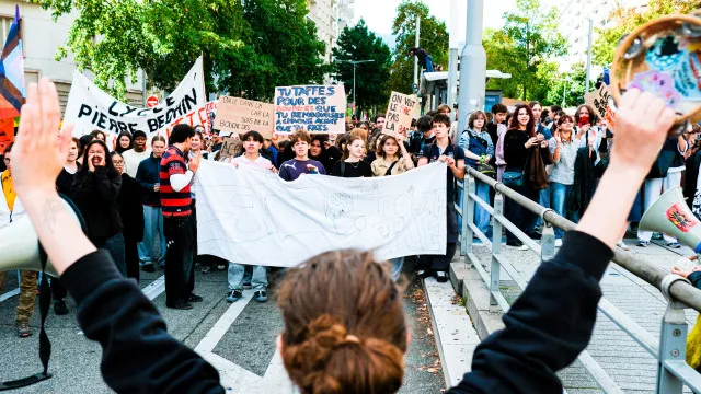 
                    Estudantes franceses mantêm protestos apesar de concessões do governo
                