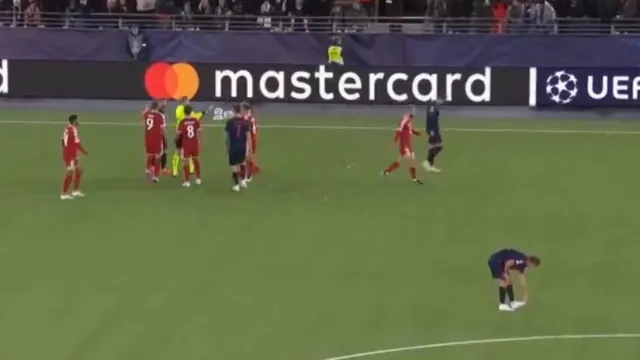 
                    Michael Olise perde a cabeça e é expulso atingir adversário com uma bola
                