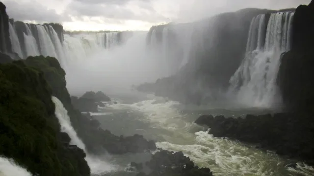 
                    Acesso a Cataratas do Iguaçu restrito devido à cheia do rio
                
