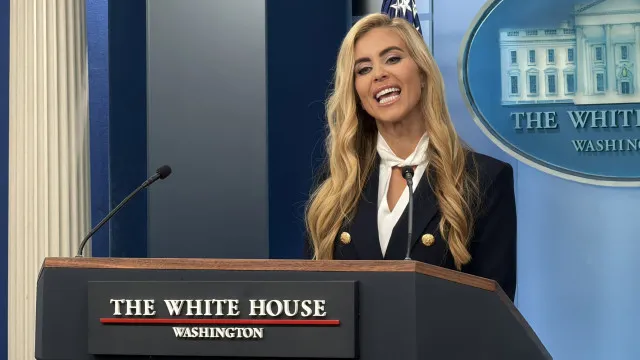 
                    Nova porta-voz da Casa Branca confunde Trump e marido na 1.ª conferência
                