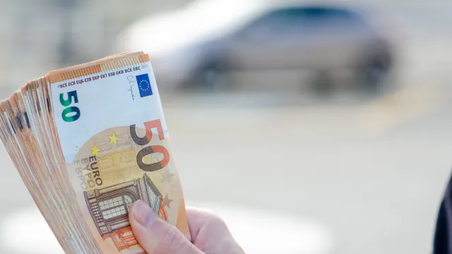 
                    Novembro traz salários e pensões mais recheados. Saiba com o que contar
                
