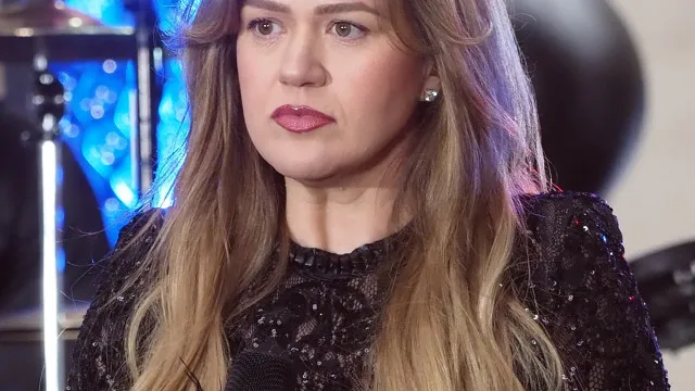 
                    Kelly Clarkson envolvida em 