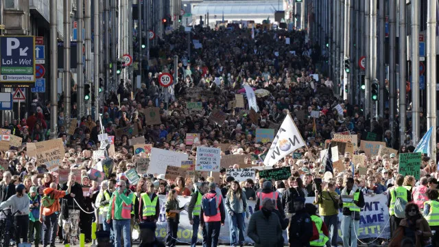 
                    Ativistas protestam no Parlamento Europeu contra combustíveis fósseis
                