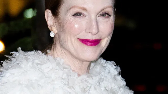 
                    Filho de Julianne Moore casa-se. Atriz mostra vídeo da (grande) festa
                