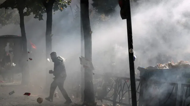 
                    Incêndio no Ministério da Educação da Albânia em protesto de estudantes
                