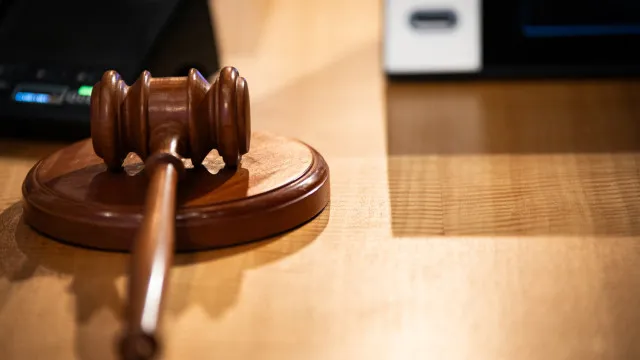 
                    Presidente do Tribunal de Recurso afasta juízes em disputa judicial
                