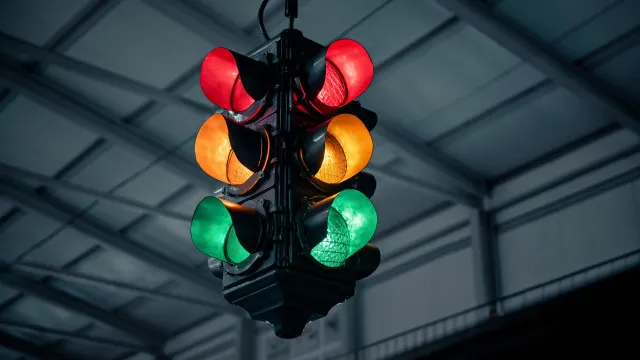 Porque é que os semáforos têm as cores que todos conhecem?