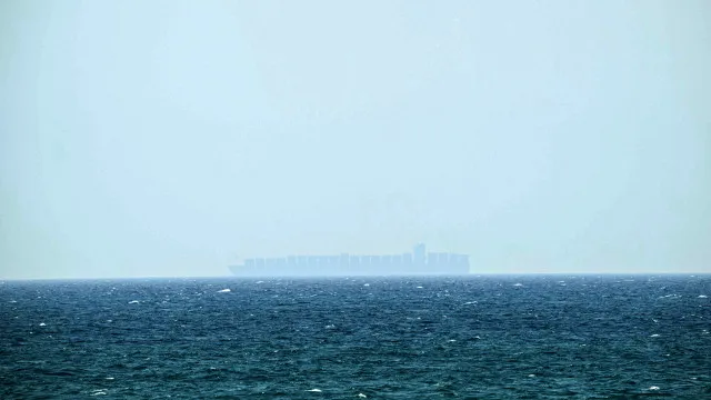 
                    Navio afundou após embater em mina no estreito de Ormuz
                