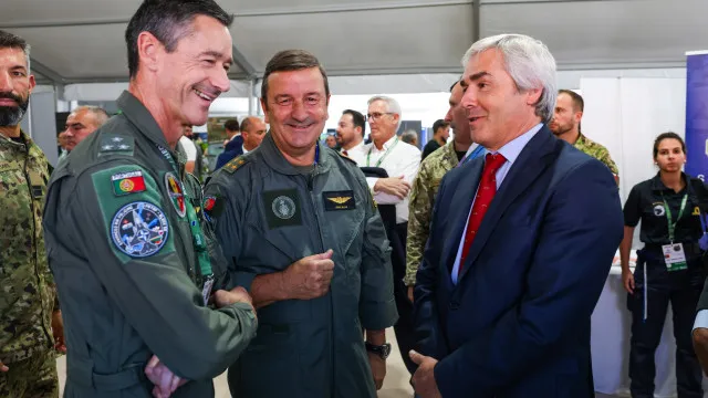 
                    Defesa quer acelerar inovação militar e integrar Portugal nas redes da NATO
                