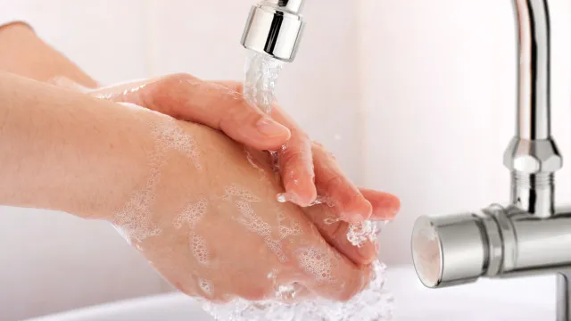 
                    Água quente ou fria? Eis a melhor para lavar as mãos e eliminar germes 
                