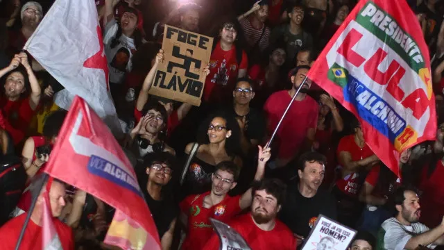 
                    Lula escreve aos evangélicos e Flávio Bolsonaro responde com ironia
                