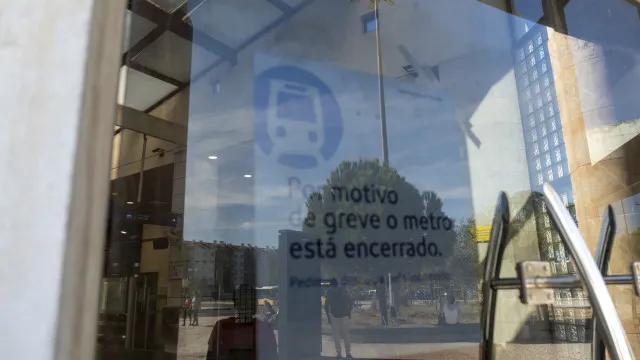 
                    Trânsito, autocarros cheios, estações fechadas: A greve do Metro em fotos
                