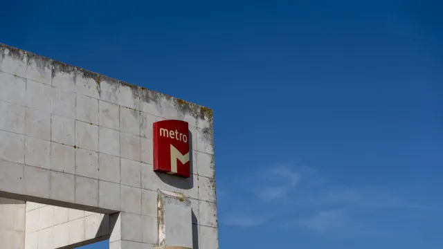 
                    Metro de Lisboa adia abertura da rede às 5h30 e não há nova data prevista
                