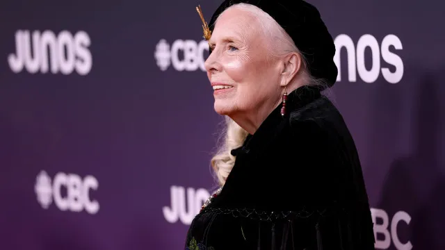 
                    Joni Mitchell recebe cidadania dos EUA após 62 anos no país
                