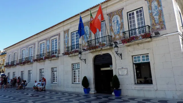 
                    Câmara de Cascais acusada de dar milhões em 