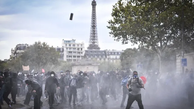 
                    Macron dá semanas ao Governo para responder à revolta estudantil
                