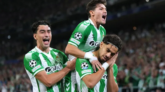 
                    Golaços e polémica a condizer. FC Porto cai perto do fim frente ao Betis
                