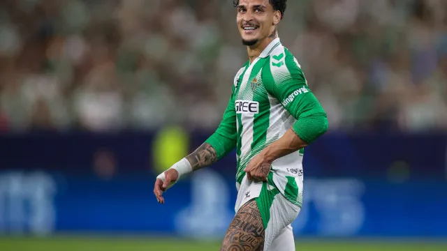 
                    Antony declara-se ao Betis e promete prenda a Pepê: 