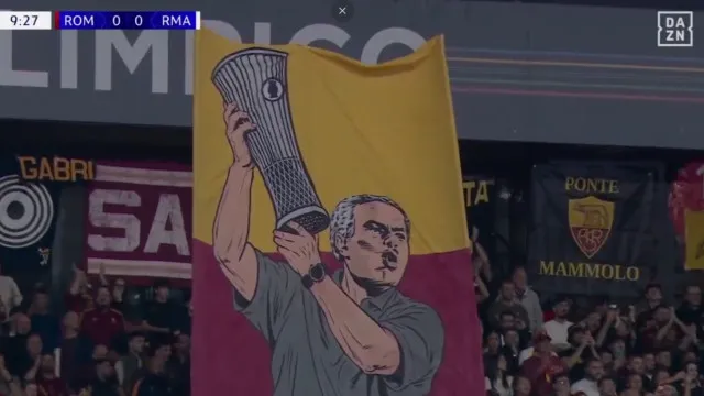 
                    Mourinho ficou emocionado. A homenagem dos adeptos da Roma ao português
                