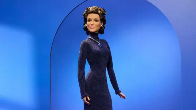 
                    Céline Dion homenageada pela Mattel: Cantora é agora uma Barbie
                