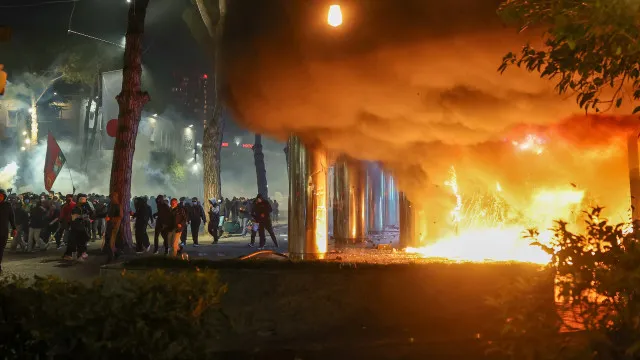 
                    Tirana viveu 2.º dia consecutivo de protestos estudantis contra o governo
                