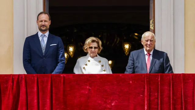 
                    Realeza. Rei Haakon VIII da Noruega retira título à mãe 
                