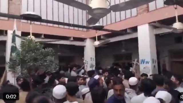 
                    Teto de escola desaba e mata, pelo menos, 27 crianças no Paquistão
                