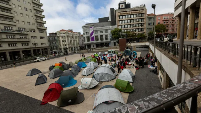 
                    Praça D. João I no Porto amanhece vazia após carga policial com feridos
                