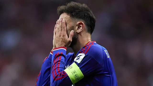 Bruno Fernandes arrasado por Roy Keane: "Está ocupado a fazer podcasts"