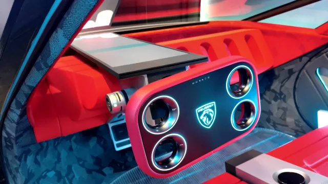 
                    Peugeot reinventa o volante: 
