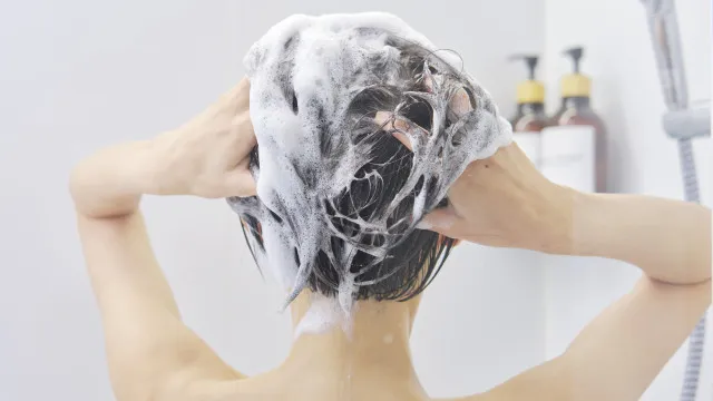 
                    Lavar o cabelo todos os dias aumenta a queda? Especialistas esclarecem
                