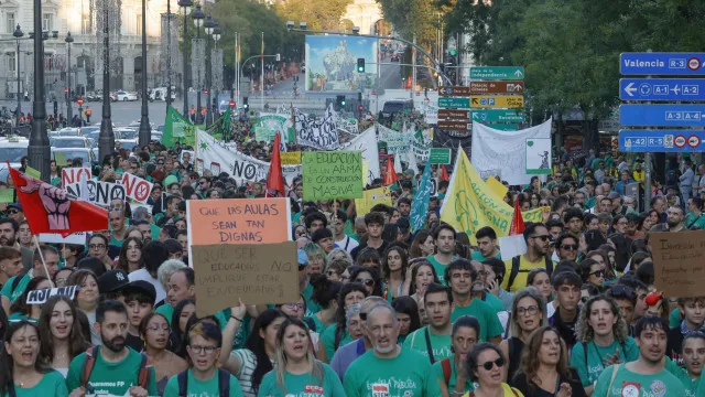 
                    Milhares de professores em greve em Madrid pelo segundo dia consecutivo
                