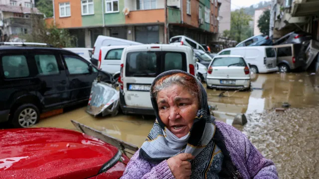 
                    Fortes chuvas paralisam Istambul: Há 3 mortos e 4 desaparecidos
                