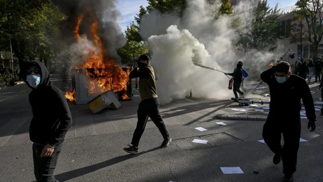 
                    Protestos na Albânia fazem cerca de 90 feridos, incluindo 61 polícias
                