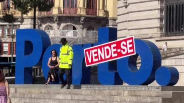 
                    As imagens do cartaz que coloca o Porto 