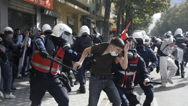 
                    Protestos anti-governo na Albânia deixam 71 polícias feridos e 71 detidos
                