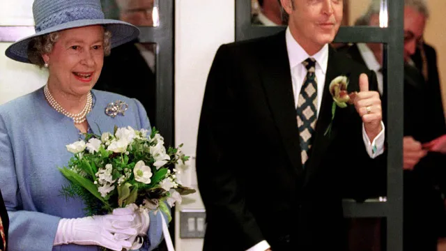 
                    Mulher de Paul McCartney achava que Isabel II tinha uma queda pelo cantor
                