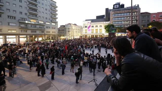 
                    Assembleia popular no Porto avalia mudar de local, permanecer ou acampar
                