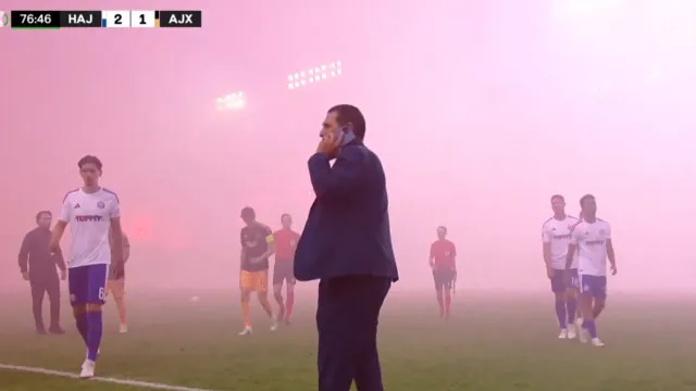 
                    Nem a bola se via. Hajduk Split-Ajax ficou interrompido... por isto
                