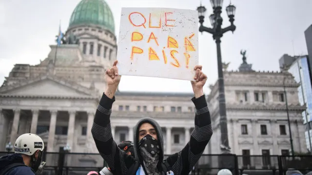 
                    Polícia argentina reprime manifestação contra governo de Milei
                