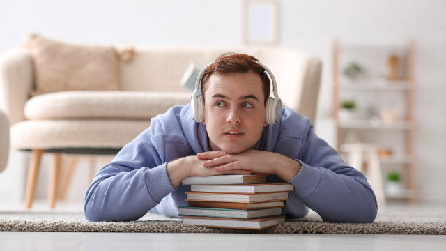 YouTube quer competir com Spotify e Audible com audiolivros na Premium
