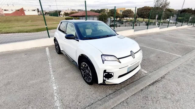 Entrámos no mundo do ténis ao conduzir este Renault 5 E-Tech