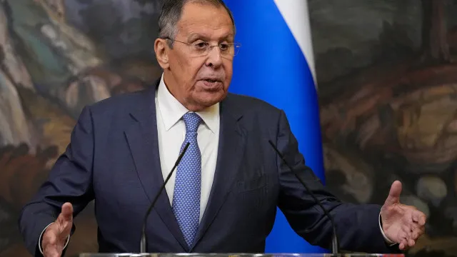 
                    Lavrov viaja ao Irão para negociações sobre tensões com EUA e Israel
                