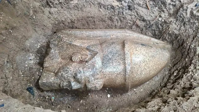 
                    Agricultor encontra estátuas do faraó Ramsés II no Egito. As imagens 
                