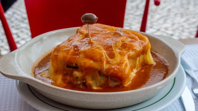 
                    Aprenda a fazer a tradicional francesinha à moda do Porto
                
