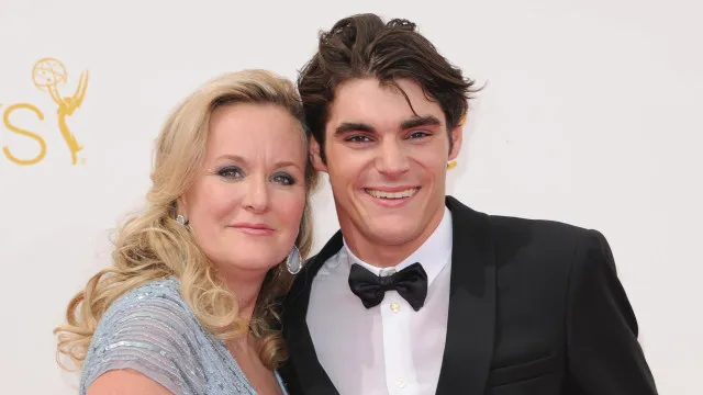 
                    Mãe de RJ Mitte quebra silêncio depois de ter encontrado filho sem vida
                