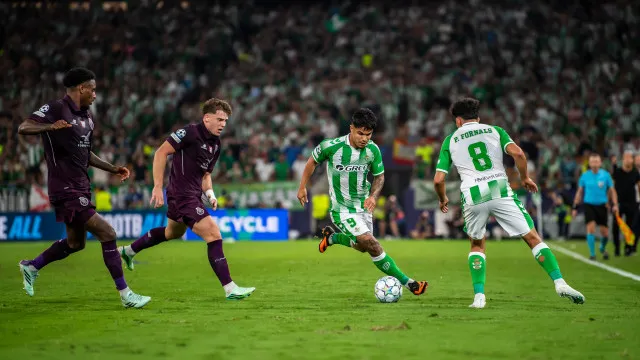 Adeptos do FC Porto detidos após agredirem segurança no La Cartuja