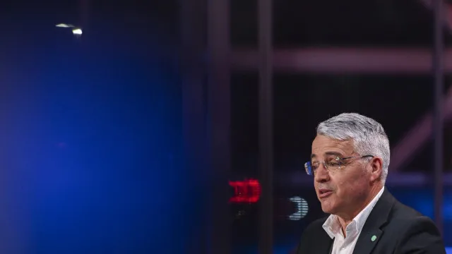 
                    Um carro alugado e 1.619 euros. O que está em causa no caso Filipe Sousa?
                